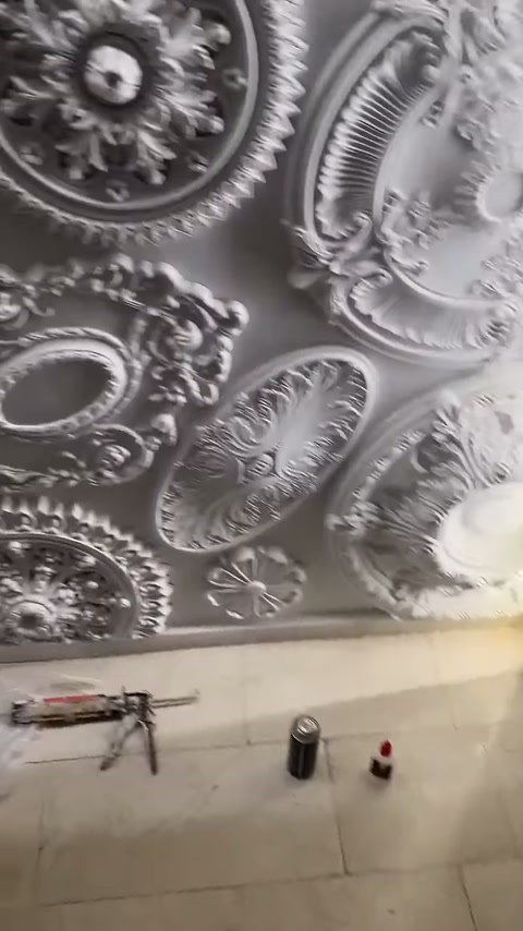 Gri kabartmalı dekorasyon paneli çalışma alanında yakından sergileniyor.