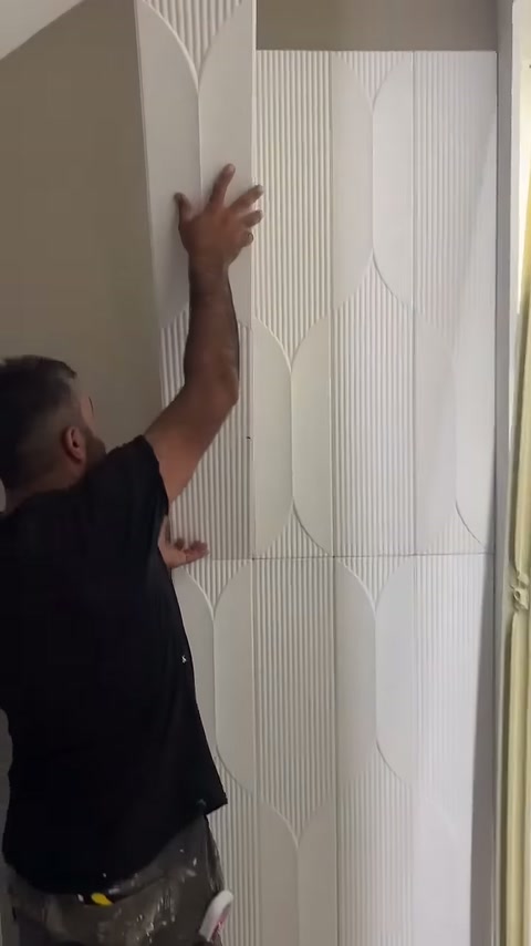 Yeni panel duvara bastırılırken kabartmalı çizgiler komşu parçayla eşleşiyor.