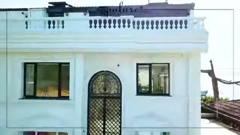 Yenilenmiş beyaz cephede kemerli pencere söveleri ve teras korkuluğu