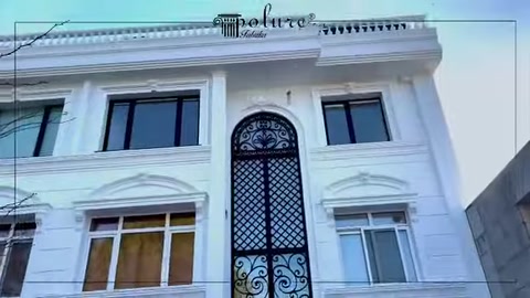 Ferforje kemerli pencere etrafındaki süslü söve ve anahtar taşı