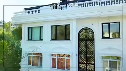 Zemin kat pencere sıralarında tekrarlanan söve ve denizlik hattı