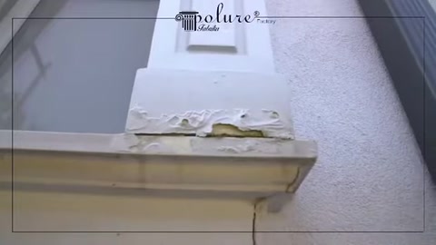 Alterazioni della superficie visibili su una modanatura in poliuretano danneggiata