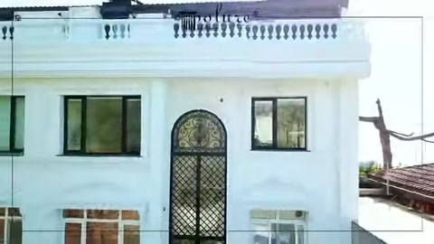 Facciata anteriore dell'edificio rinnovato con modanature, colonne e balaustre