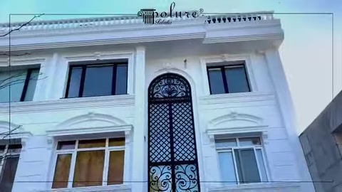 Veduta dal basso delle cornici per finestre e della colonna decorativa centrale
