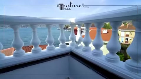 Veduta ravvicinata degli elementi decorativi bianchi della balaustra intorno alla terrazza