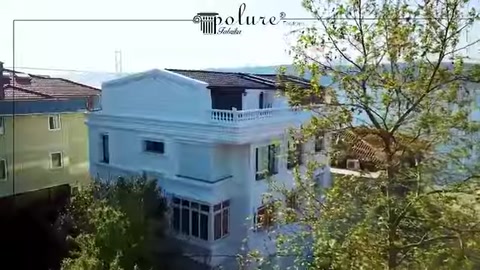 Veduta aerea della facciata laterale dell'edificio e delle balaustre della terrazza