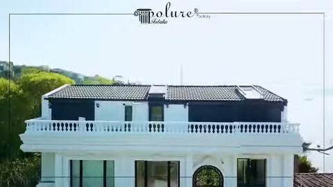 Veduta delle balaustre della terrazza sul tetto e delle decorazioni della parte superiore della facciata