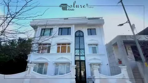 Veduta generale della facciata rinnovata con modanature, colonne e marcapiani