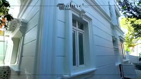 Applicazione di cornice per finestra e profilo angolare sulla facciata laterale