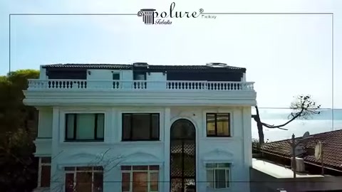 Veduta frontale della disposizione simmetrica della facciata esterna dell'edificio completato