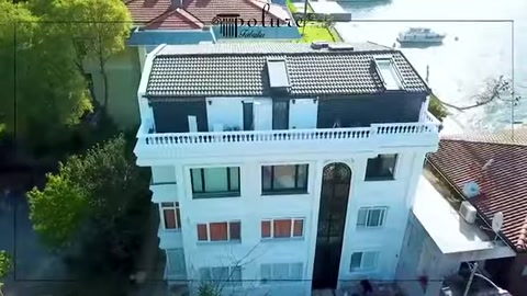 Veduta dall'alto del tetto, delle balaustre della terrazza e della facciata rinnovata