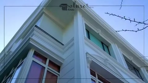Dettagli dei marcapiani e delle cornici delle finestre all'angolo dell'edificio