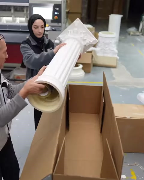 Kısa yivli sütun gövdesi paketleme öncesinde elde gösteriliyor