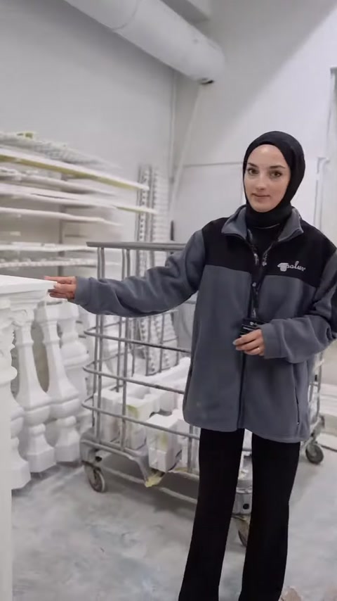 Panoramica dell'area produttiva accanto agli scaffali e ai componenti delle colonne
