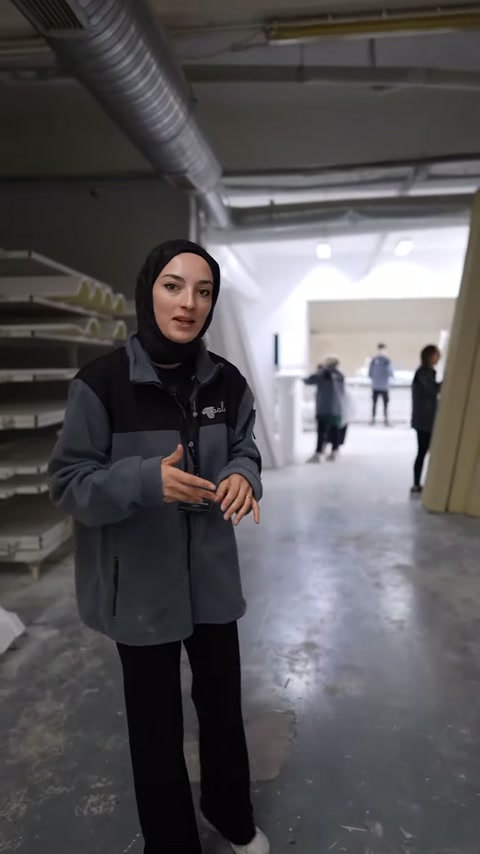 Nel corridoio della grande fabbrica sono visibili il server e i lavoratori sullo sfondo