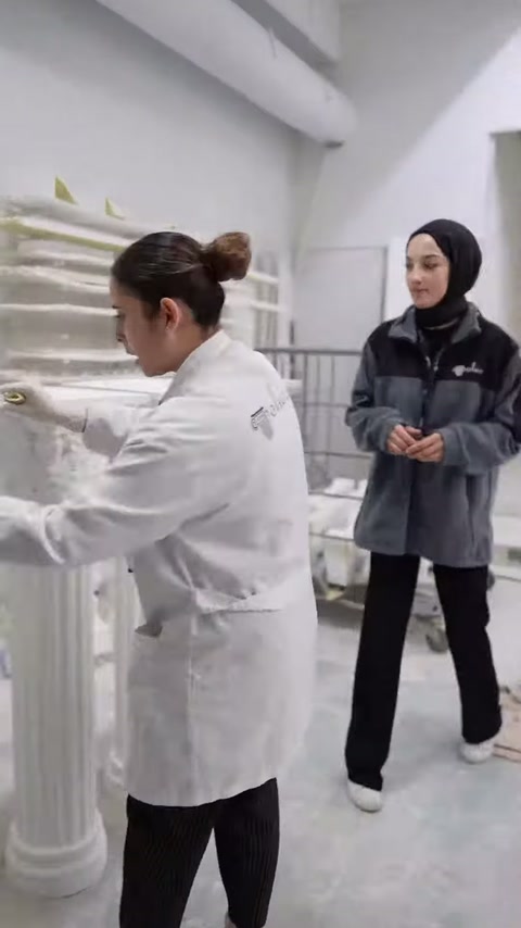 Il server si avvicina al carrello con colonne bianche