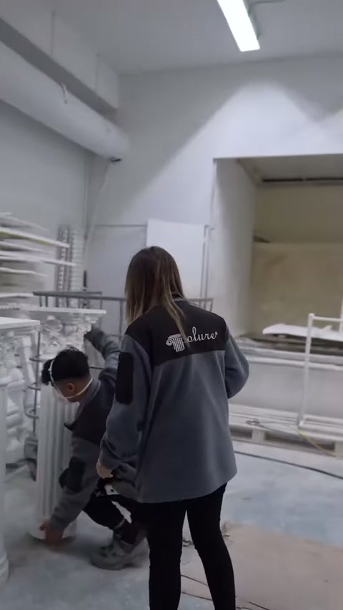 Il server e gli operai controllano i prodotti decorativi davanti agli scaffali