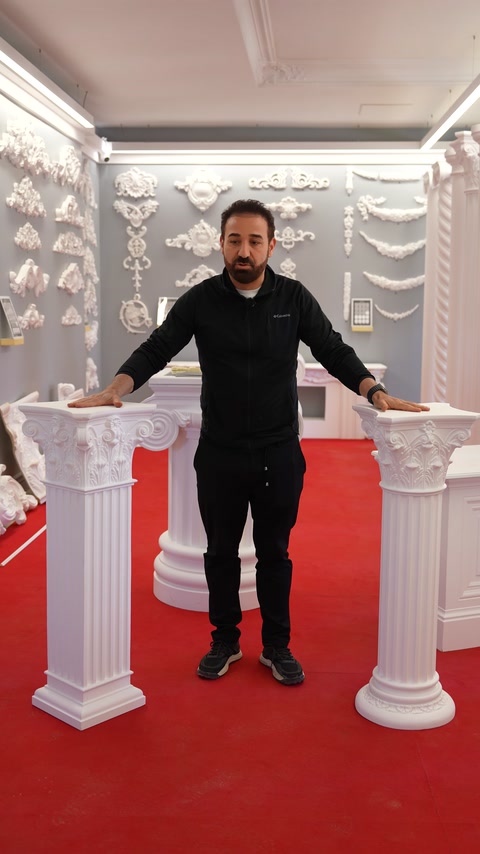 Kare ve dairesel poliüretan sütunlu sehpalar yan yana görülüyor.