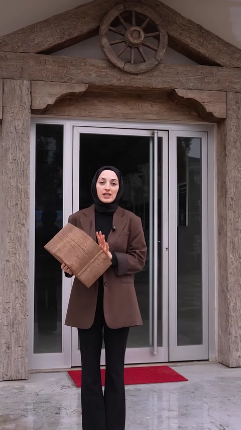 Ahşap görünümlü kiriş numunesinin yüzey dokusu önden gösteriliyor