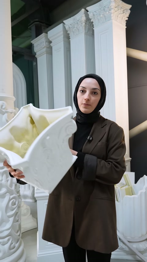 Presenter points to the yellow filling material inside the column capital