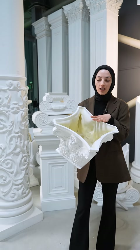 Presenter explains the manufacturing structure with the filled column capital piece