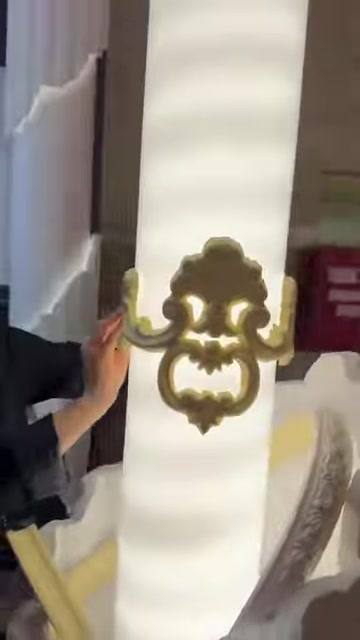 I dettagli della forma decorativa in rilievo tenuta davanti alla luce sono visibili