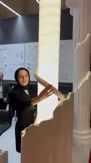 Un profilo flessibile viene mostrato con una curva accentuata accanto a una colonna decorativa