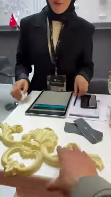 Dekoratif flex parça, masa başında kenarından kavranarak kaldırılıyor