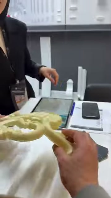 Esnek bezeme parçasının kabartılı merkezi, kameraya doğru çevriliyor