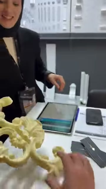 Krem renkli flex motif, iki noktadan tutularak esnetiliyor