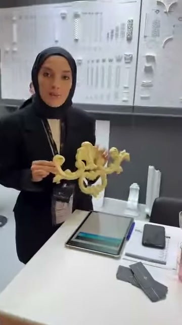 Simetrik flex motif, masa arkasında göğüs hizasında tutuluyor