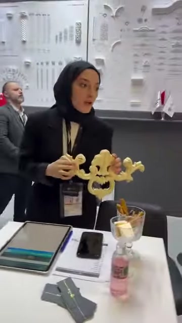 Flex motifin kabartılı gövdesi, stant masası yanında öne çıkarılıyor