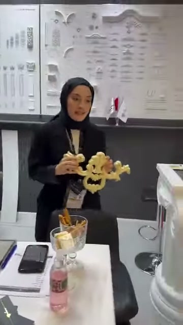 Krem renkli bezeme, iki ucundan kavranarak dengeli biçimde sergileniyor