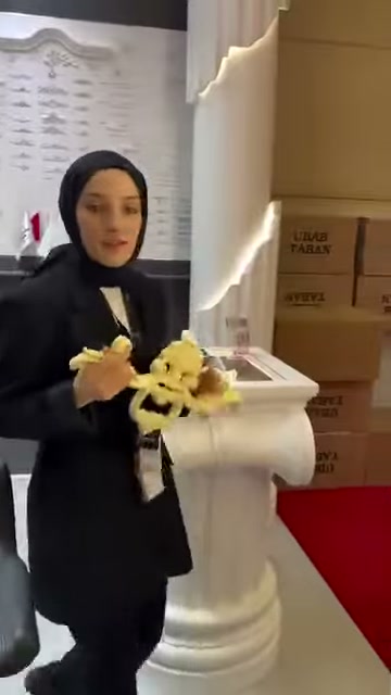 Geniş bezeme parçası, fuar alanında iki yana uzatılarak tutuluyor
