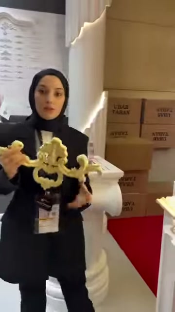 Poliüretan motifin simetrik kıvrımları, aydınlatılmış sütun yanında görülüyor