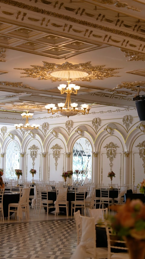 Kemer dizileriyle çevrelenen salon ve altın işlemeli tavan