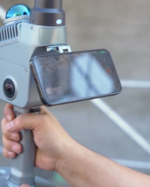 3D tarama cihazının ekranı yakından, elde tutulur şekilde görünüyor