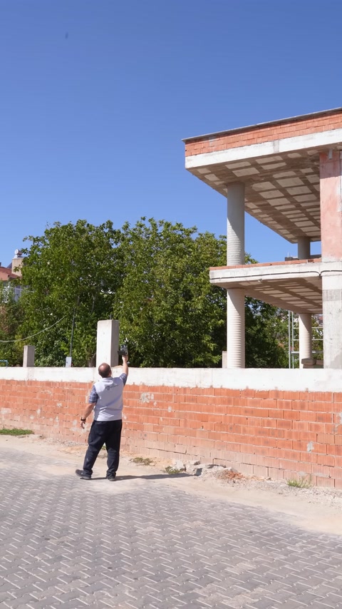 Uzman, balkon çıkmalarını karşıdan tarayarak cephe verisi topluyor