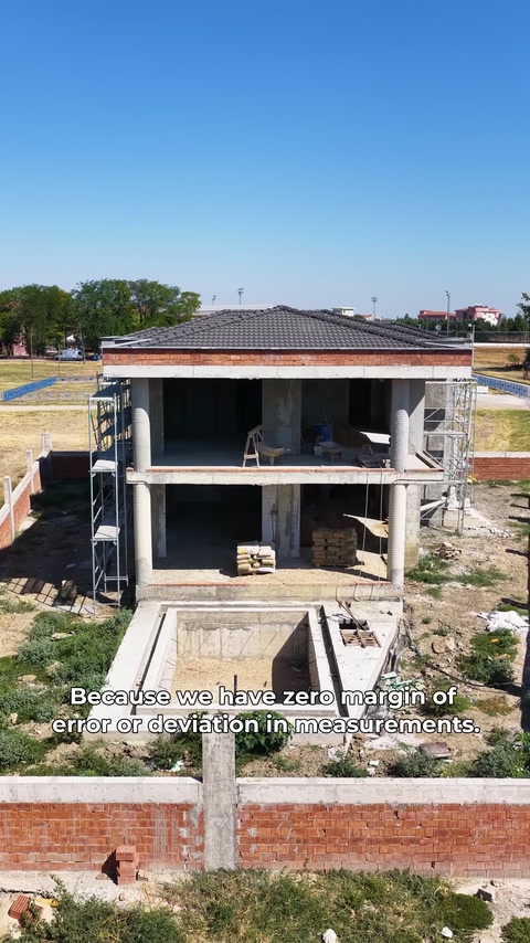 Villanın ön cephesi mevcut balkon ve açıklıklarıyla sahada görülüyor