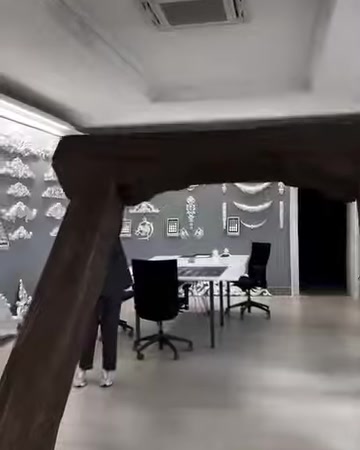 Vista frontale di due montanti con texture effetto legno e una trave orizzontale