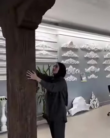 Primo piano del collegamento tra un montante decorativo effetto tronco e la trave superiore