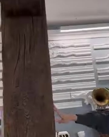 Texture delle venature naturali del legno su una superficie di tronco marrone scuro