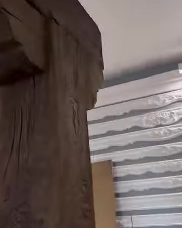 Dettaglio di un tronco verticale e dell’elemento di collegamento superiore scanalato