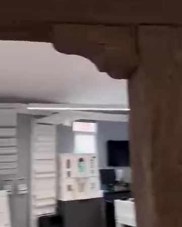 Parte inferiore di una trave decorativa orizzontale e dettagli del giunto d’angolo