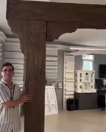 Vista d’insieme nello showroom del sistema di montanti e travi effetto tronco