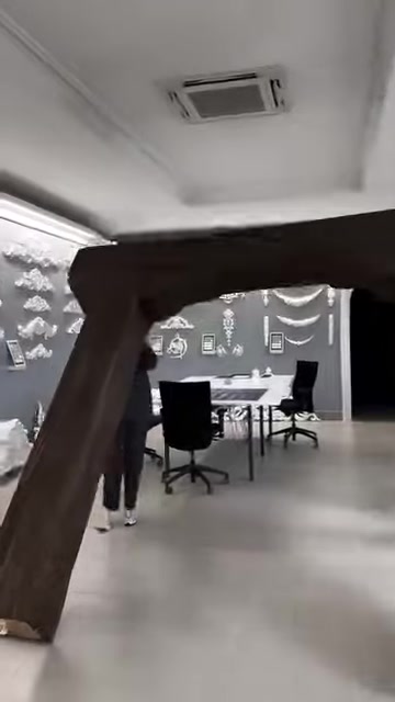 Vista frontale dei montanti decorativi effetto tronco e della trave superiore