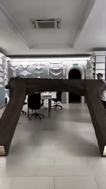 In showroom si vede una struttura in legno in poliuretano composta da due pilastri verticali e una trave orizzontale