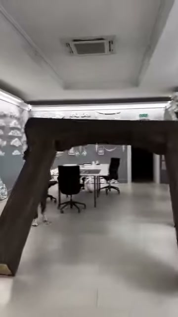 Area espositiva con cornici in legno in poliuretano che mostrano prodotti decorativi