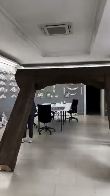 Pilastri in poliuretano e trave superiore spessa visualizzati insieme