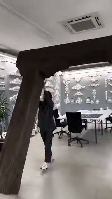Addetto presentatore esamina la struttura della cornice in legno sotto